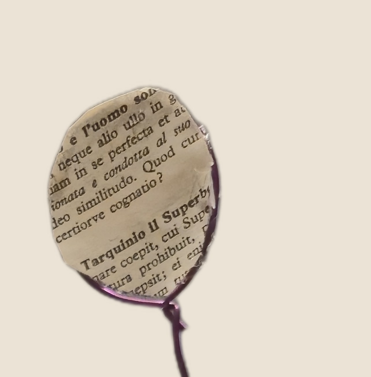 Il palloncino: dettaglio ravvicinato di una bambola di carta piegata a mano