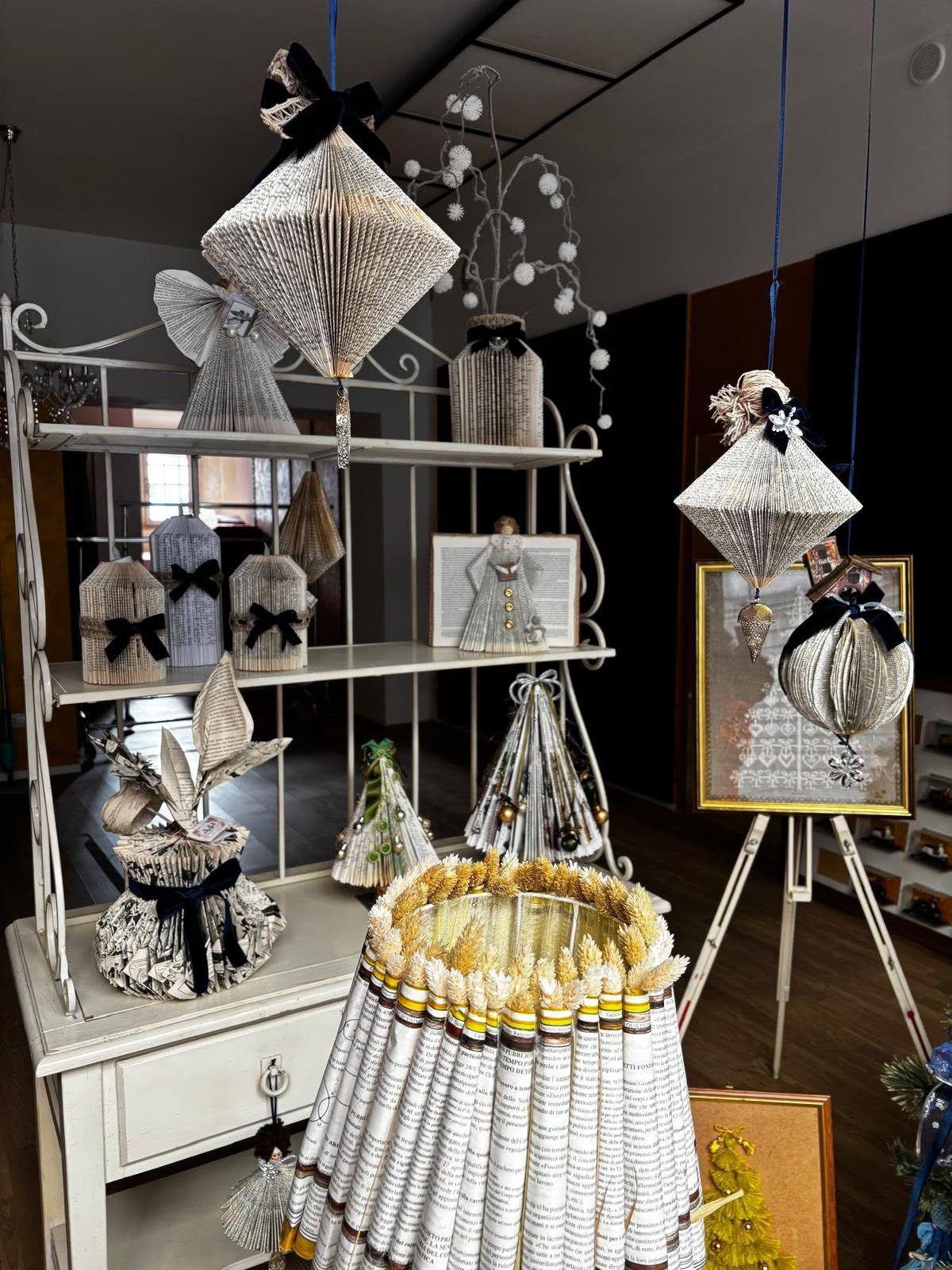 AP Antos in mostra: opere in carta piegata esposte all'evento
